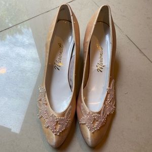 Vintage peach satin evening shoes. Size 9.